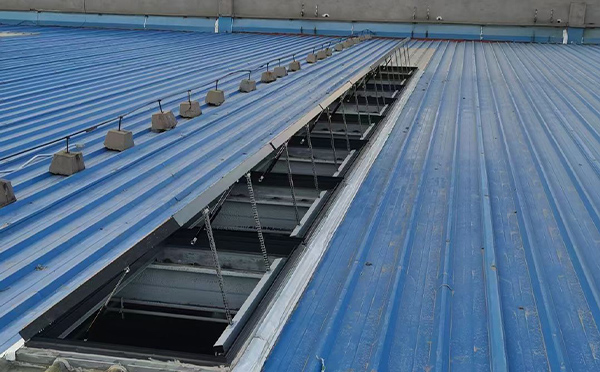 某城市大型商业综合体中庭渭滨排烟窗工程