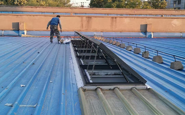 某区域性物流仓储中心渭滨排烟窗系统安装项目